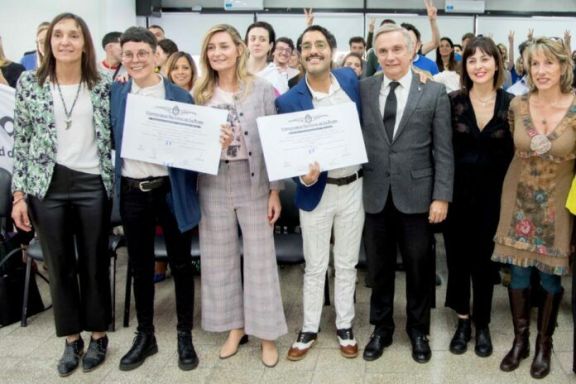 “Profesore” y “abogade”: la Universidad de La Plata entregó los primeros títulos no binarios