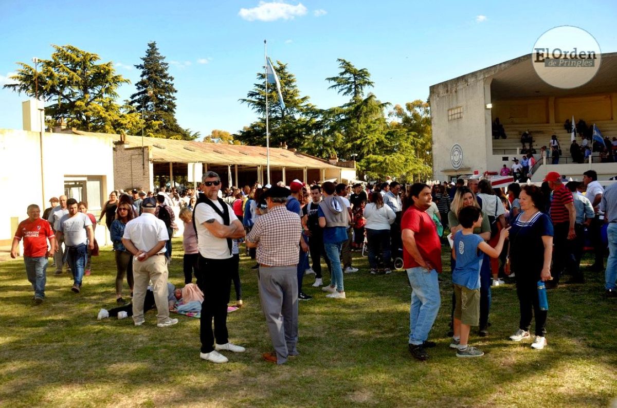 Con acto oficial, desfile y discursos se realizó la muestra ganadera pringlense