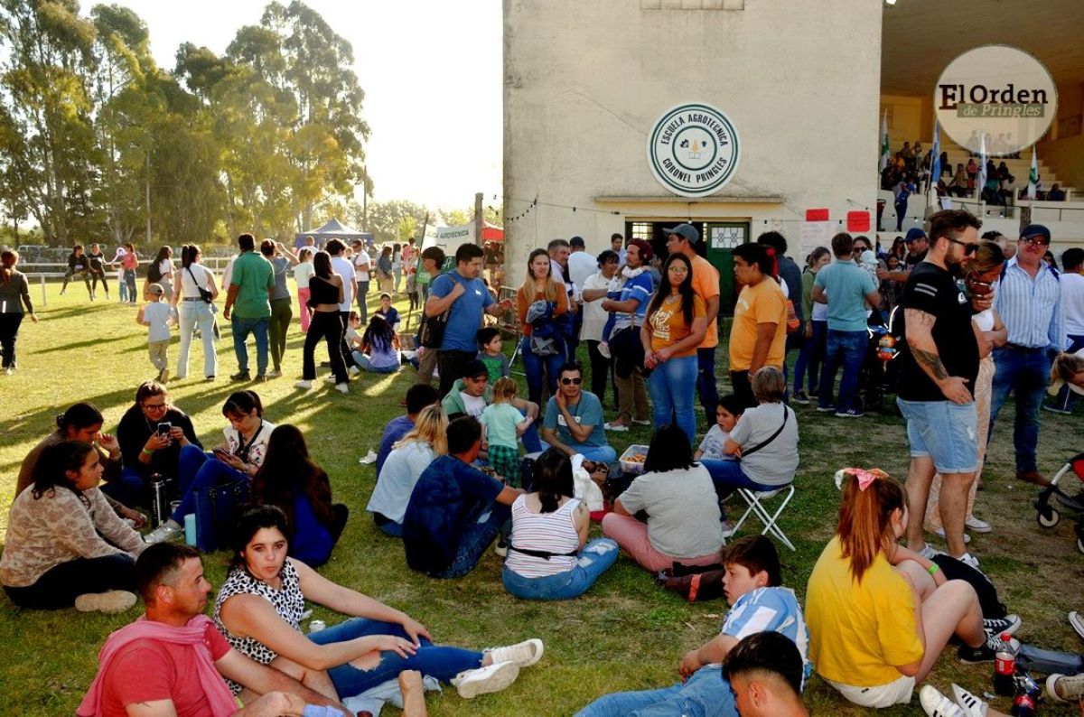 Con acto oficial, desfile y discursos se realizó la muestra ganadera pringlense