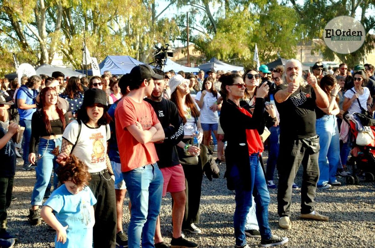 Con acto oficial, desfile y discursos se realizó la muestra ganadera pringlense