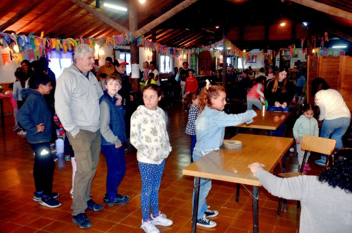 Divertida kermesse  de la Escuela Primaria N° 1 en  el Campo Scout