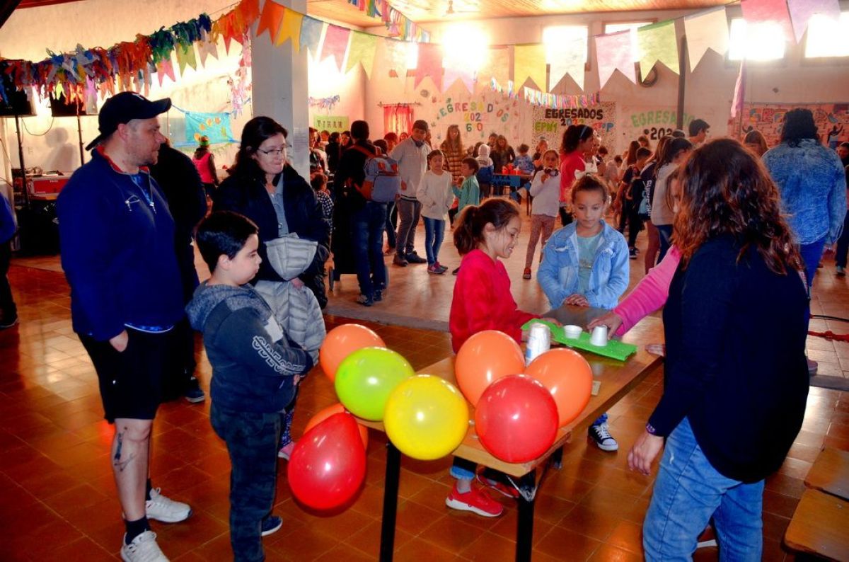 Divertida kermesse  de la Escuela Primaria N° 1 en  el Campo Scout