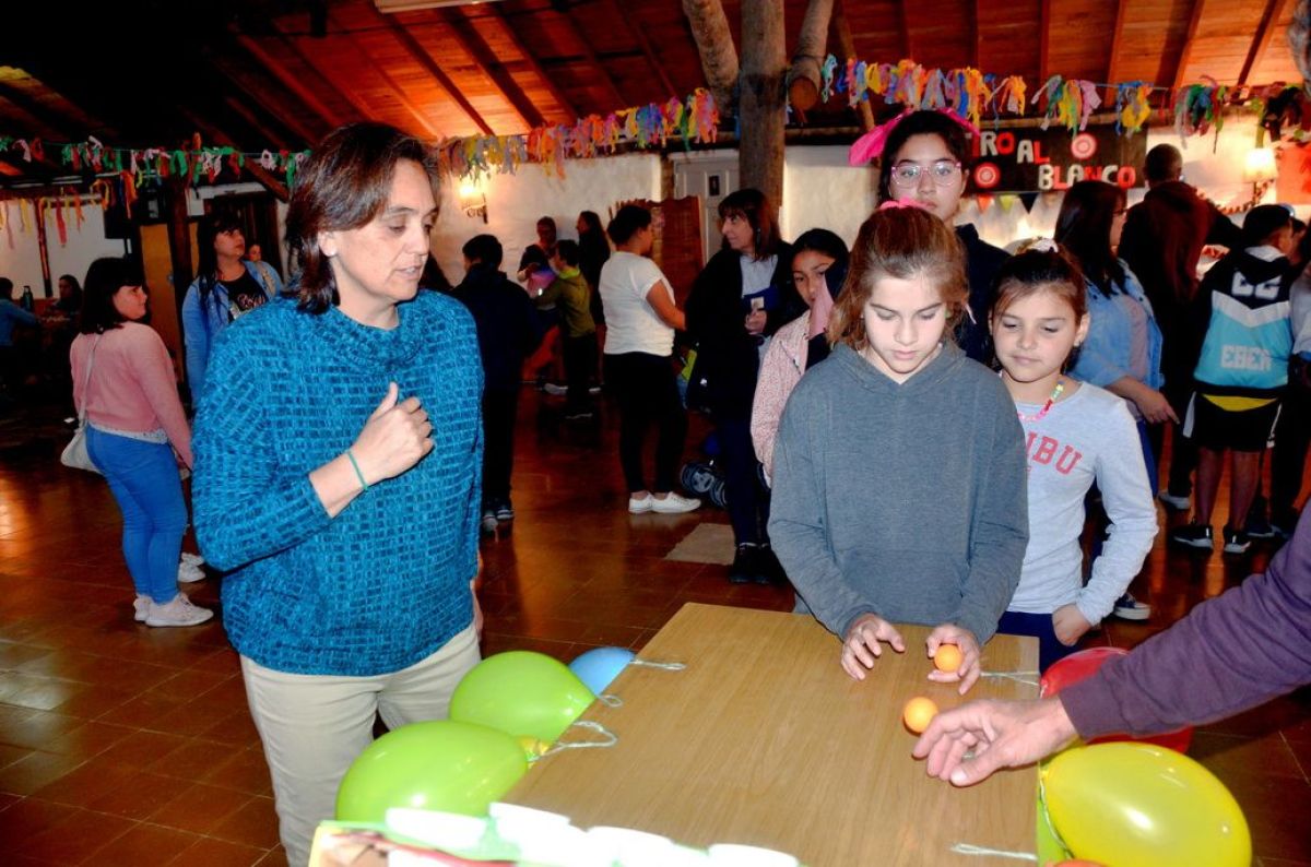 Divertida kermesse  de la Escuela Primaria N° 1 en  el Campo Scout