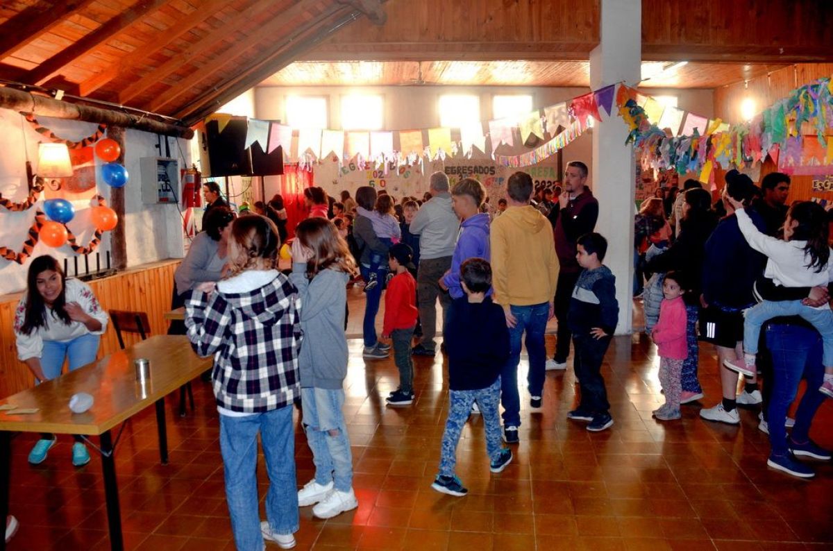 Divertida kermesse  de la Escuela Primaria N° 1 en  el Campo Scout