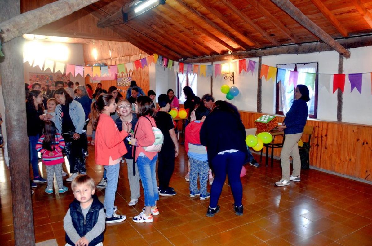 Divertida kermesse  de la Escuela Primaria N° 1 en  el Campo Scout