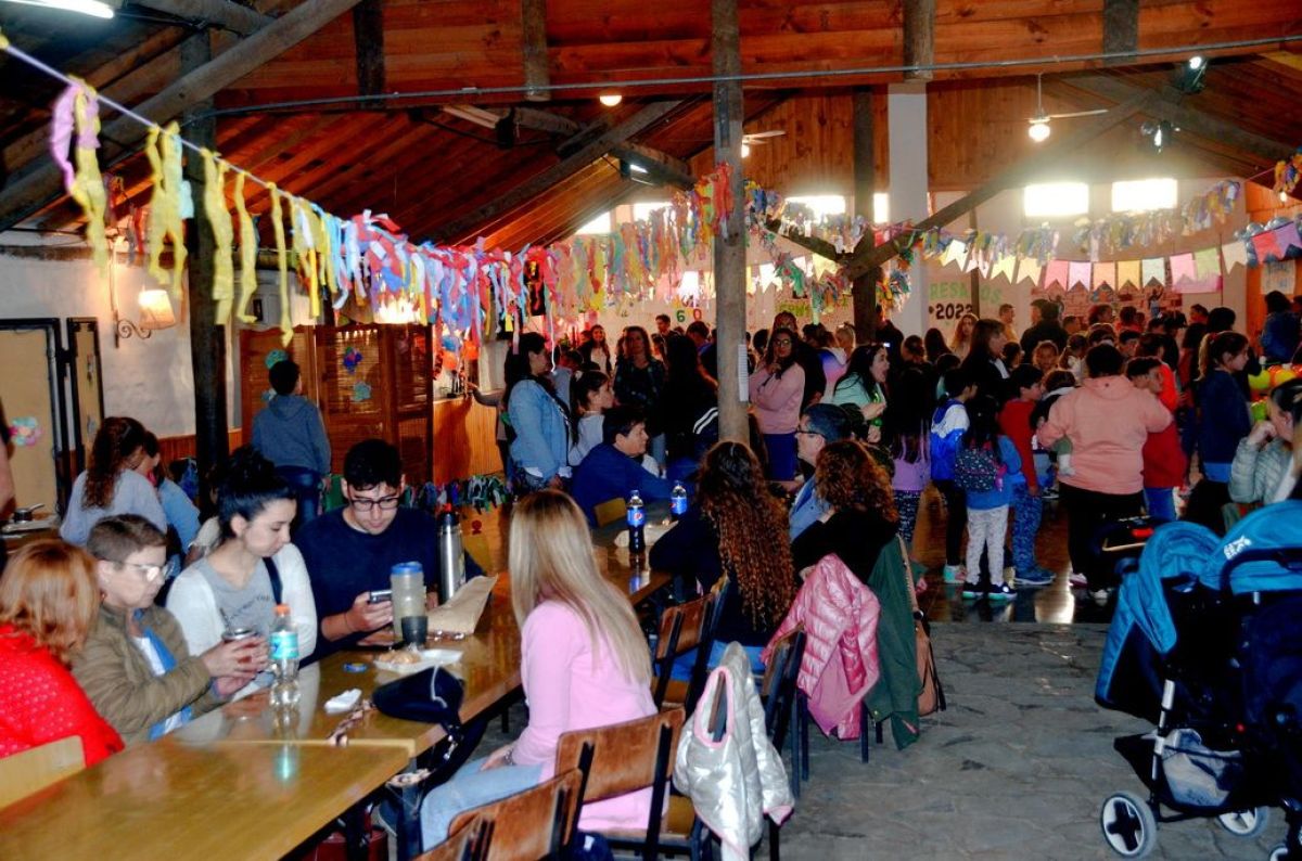 Divertida kermesse  de la Escuela Primaria N° 1 en  el Campo Scout