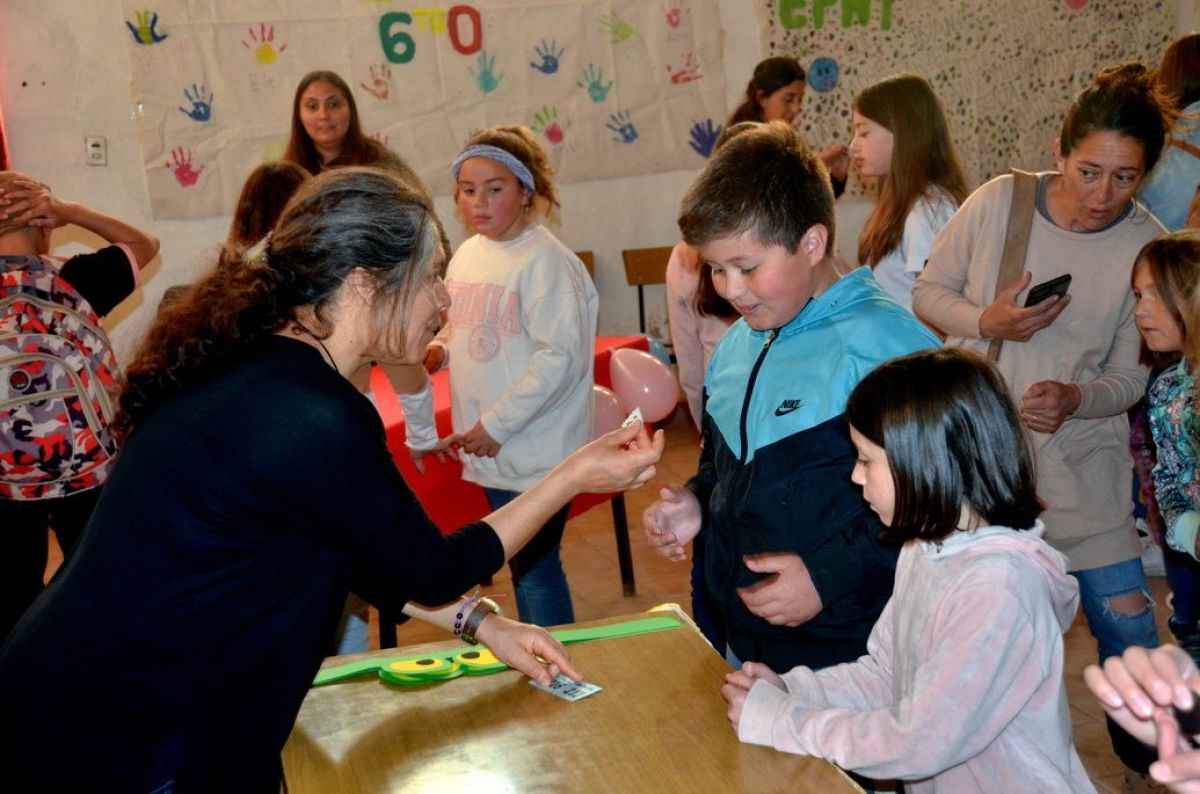 Divertida kermesse  de la Escuela Primaria N° 1 en  el Campo Scout