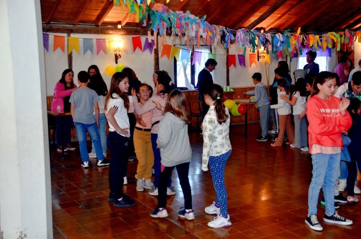 Divertida kermesse  de la Escuela Primaria N° 1 en  el Campo Scout