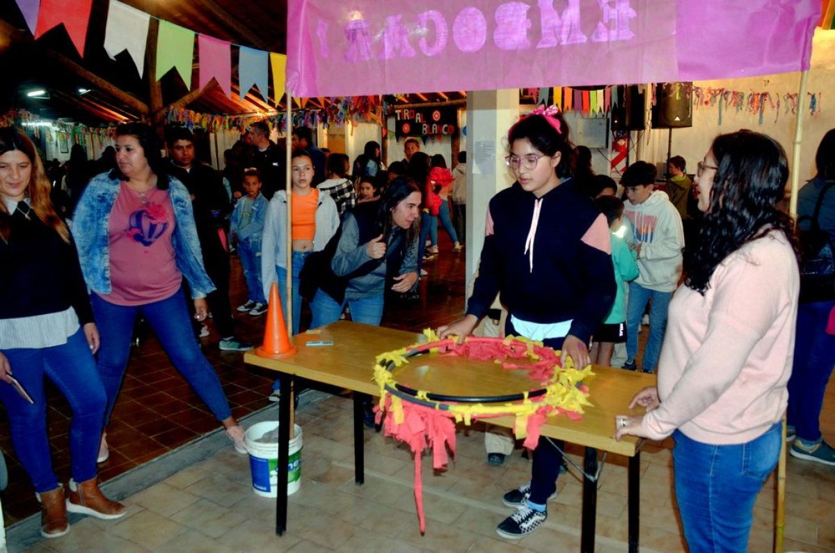 Divertida kermesse  de la Escuela Primaria N° 1 en  el Campo Scout