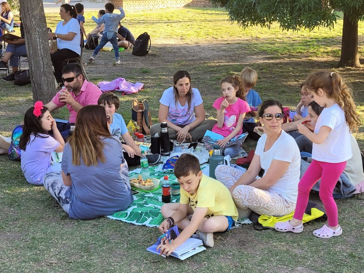 Alumnos de la Escuela 40 realizaron un picnic literario