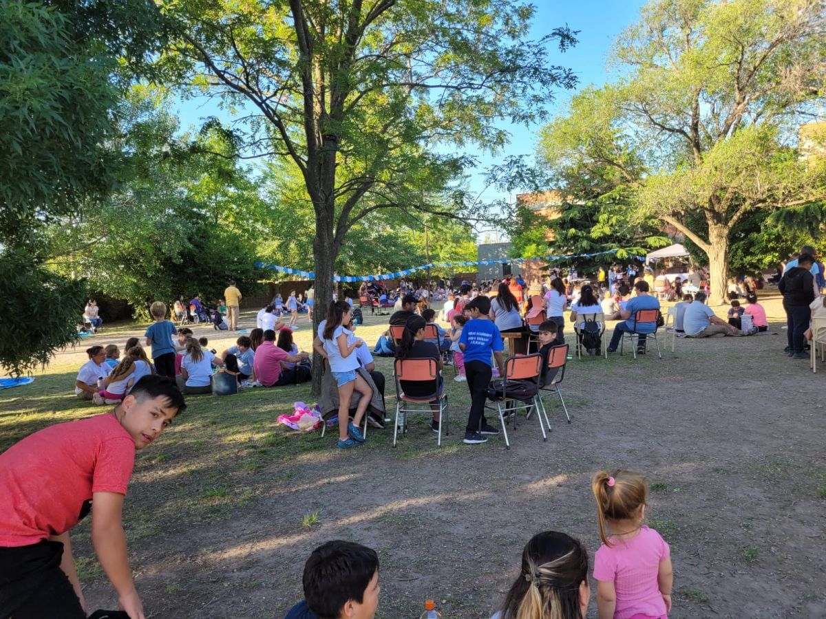 Alumnos de la Escuela 40 realizaron un picnic literario
