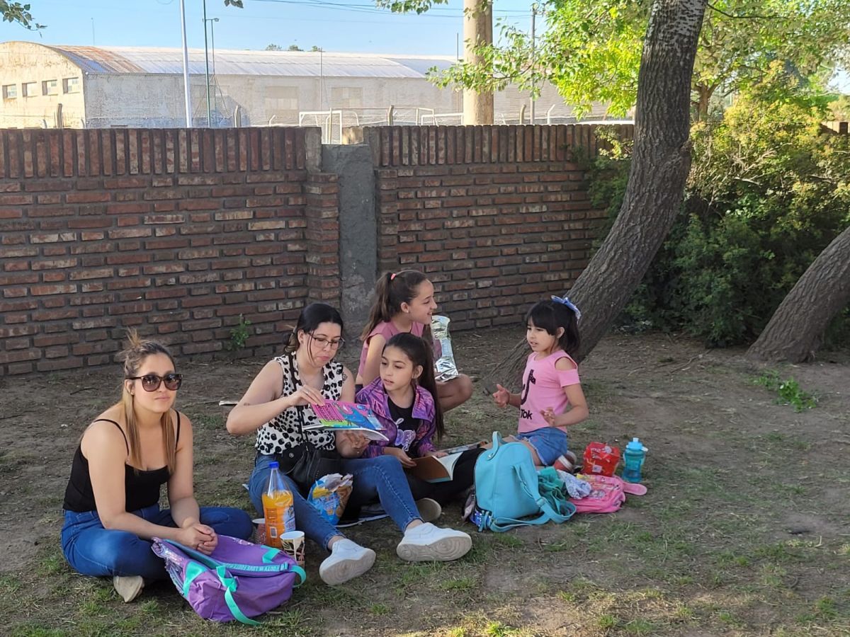 Alumnos de la Escuela 40 realizaron un picnic literario