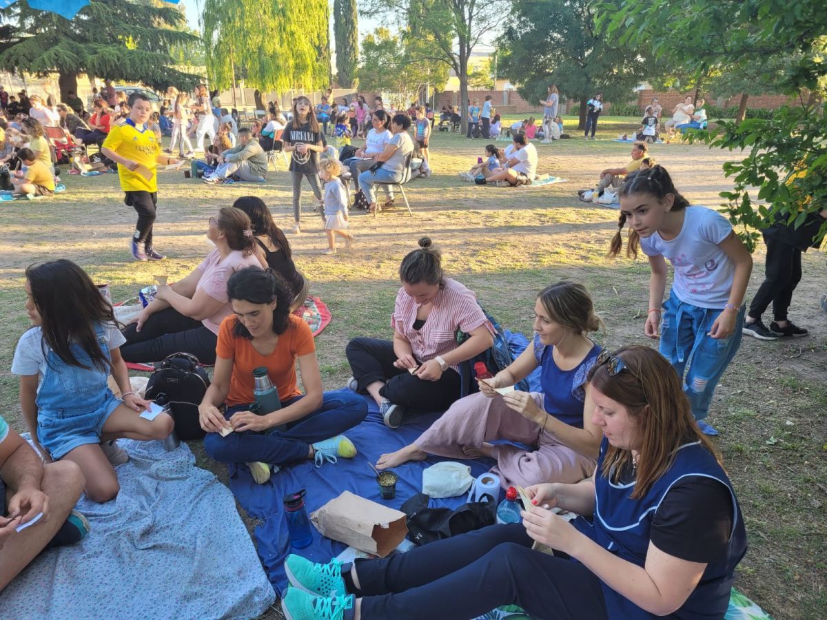 Alumnos de la Escuela 40 realizaron un picnic literario