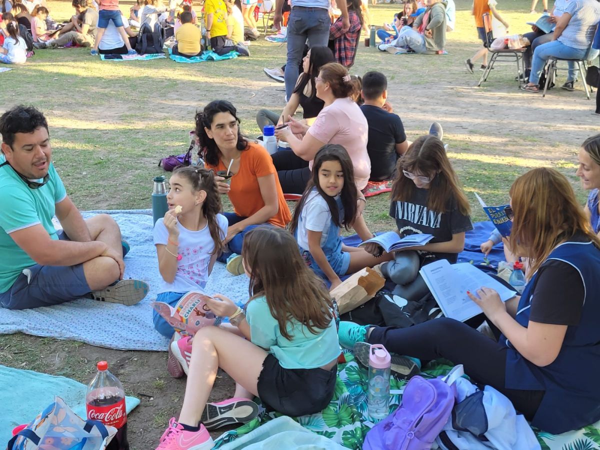 Alumnos de la Escuela 40 realizaron un picnic literario