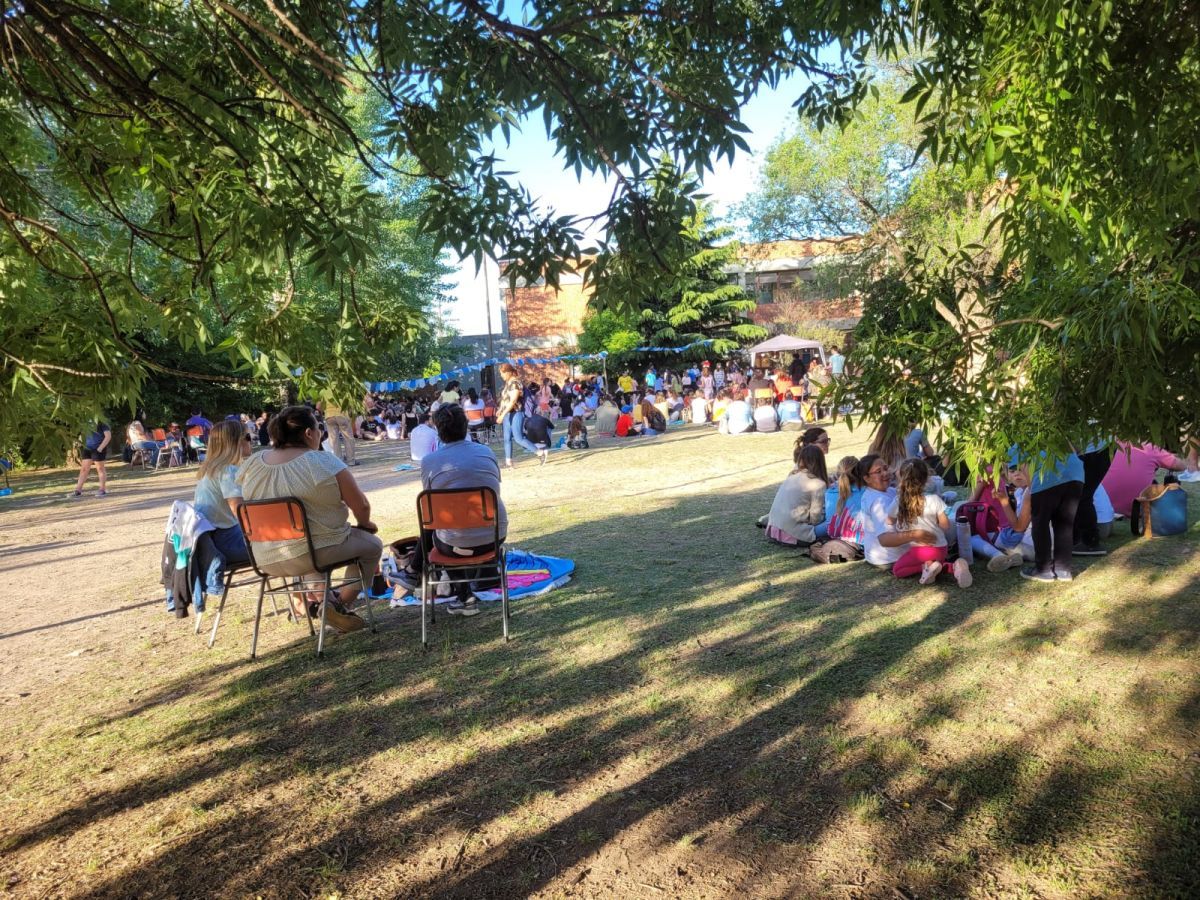 Alumnos de la Escuela 40 realizaron un picnic literario