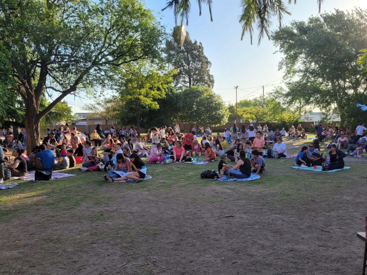 Alumnos de la Escuela 40 realizaron un picnic literario