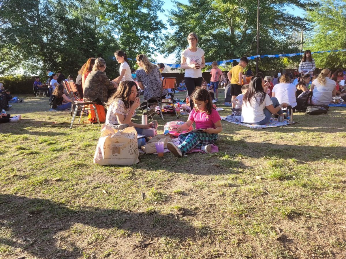 Alumnos de la Escuela 40 realizaron un picnic literario