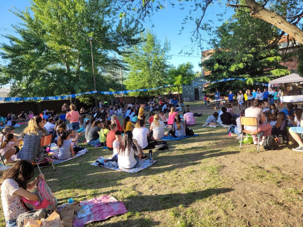 Alumnos de la Escuela 40 realizaron un picnic literario