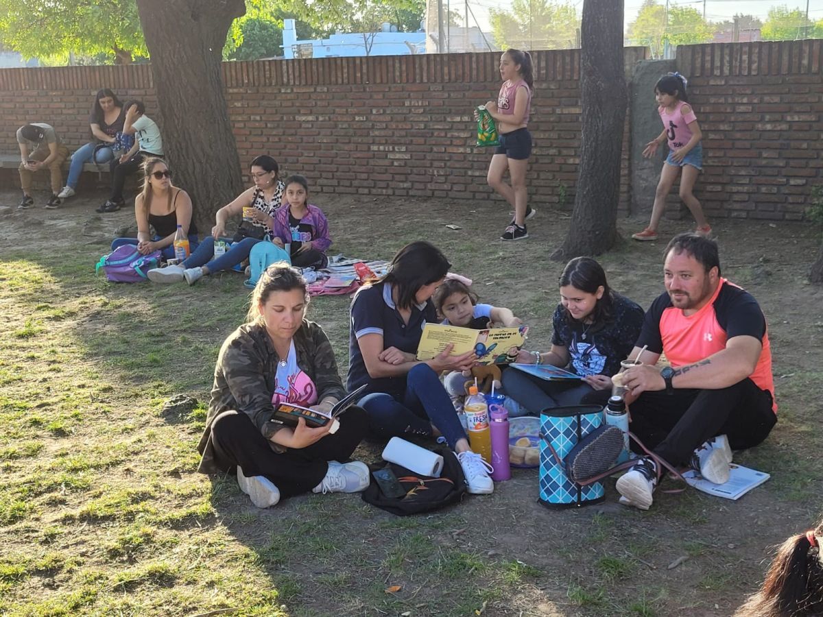 Alumnos de la Escuela 40 realizaron un picnic literario