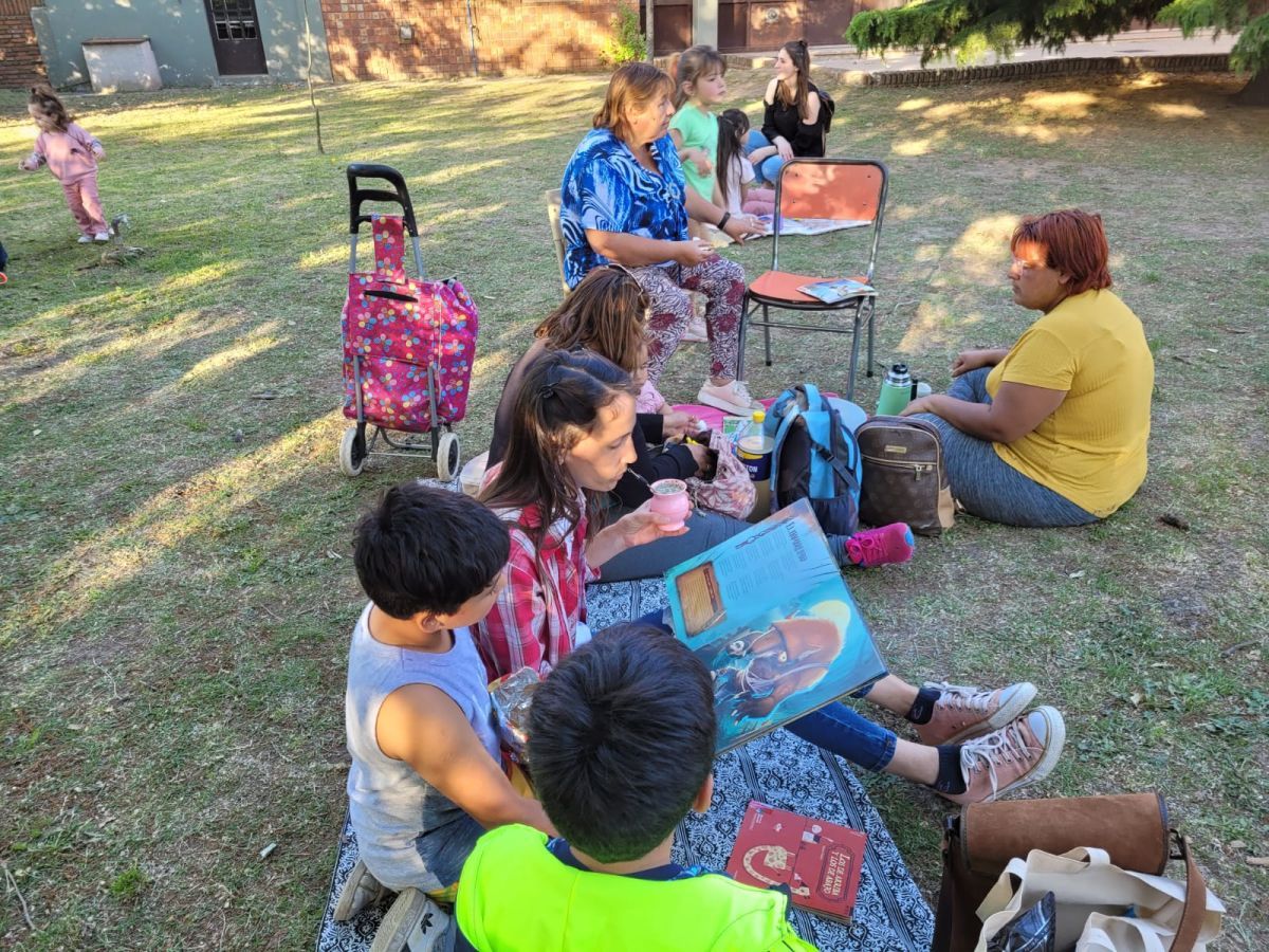 Alumnos de la Escuela 40 realizaron un picnic literario