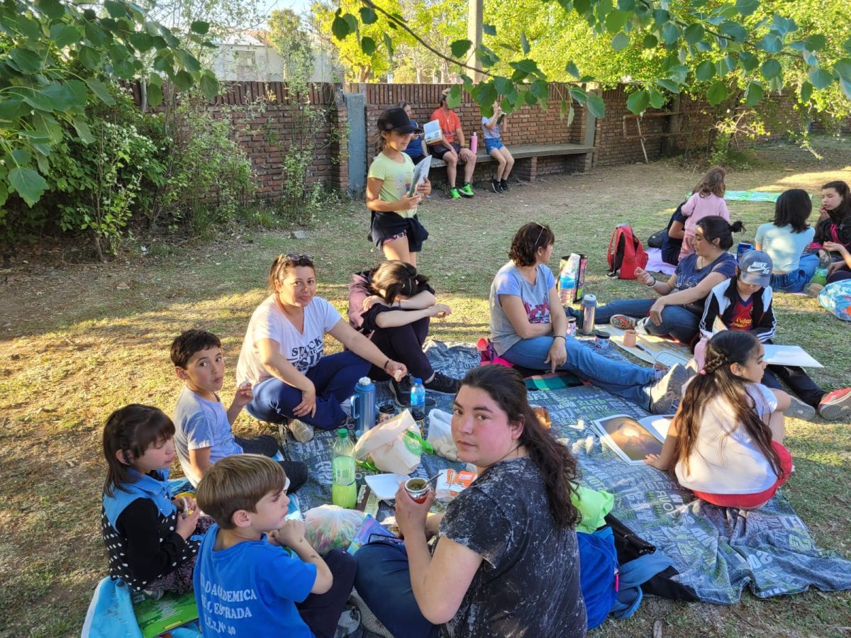 Alumnos de la Escuela 40 realizaron un picnic literario