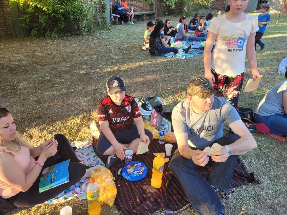 Alumnos de la Escuela 40 realizaron un picnic literario