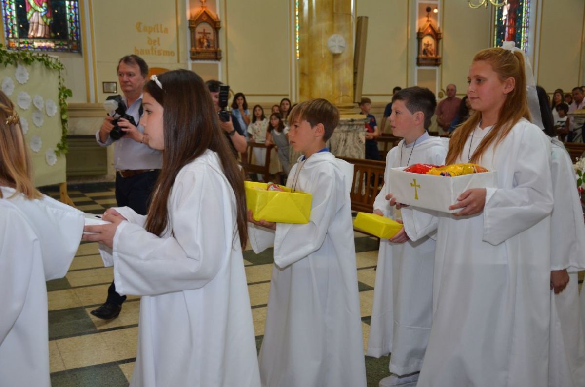 Siguen las Primeras Comuniones en Capillas y en el Templo Parroquial