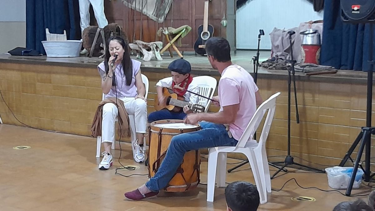 Docentes, alumnos y familias festejaron el Día de la Tradición.