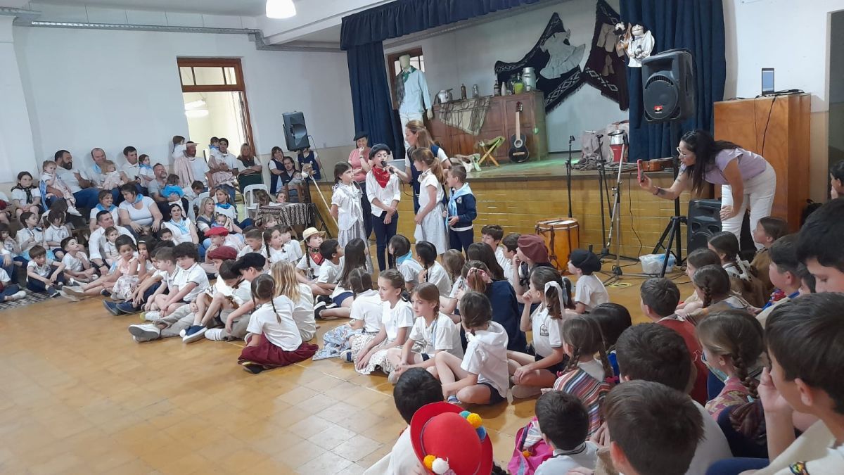 Docentes, alumnos y familias festejaron el Día de la Tradición.