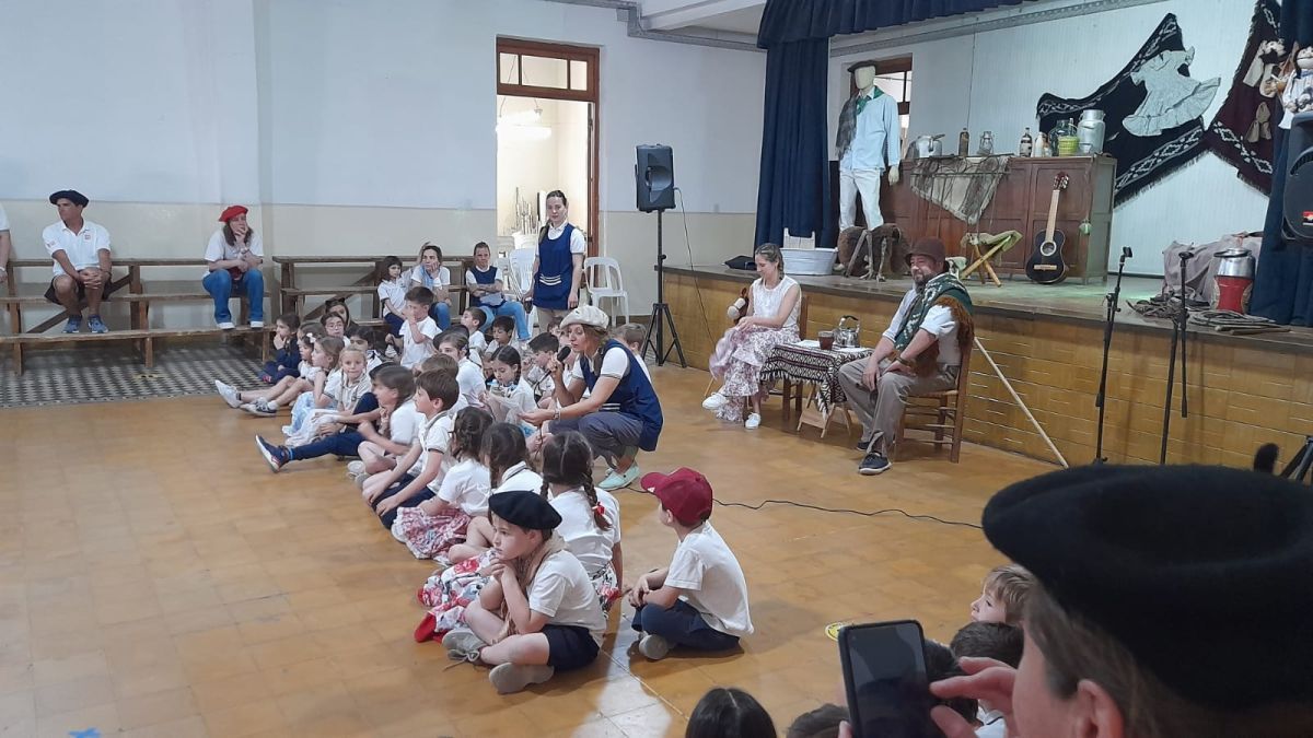 Docentes, alumnos y familias festejaron el Día de la Tradición.