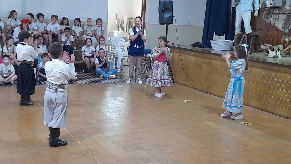 Docentes, alumnos y familias festejaron el Día de la Tradición.