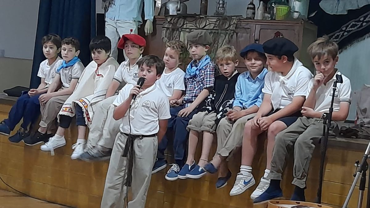 Docentes, alumnos y familias festejaron el Día de la Tradición.