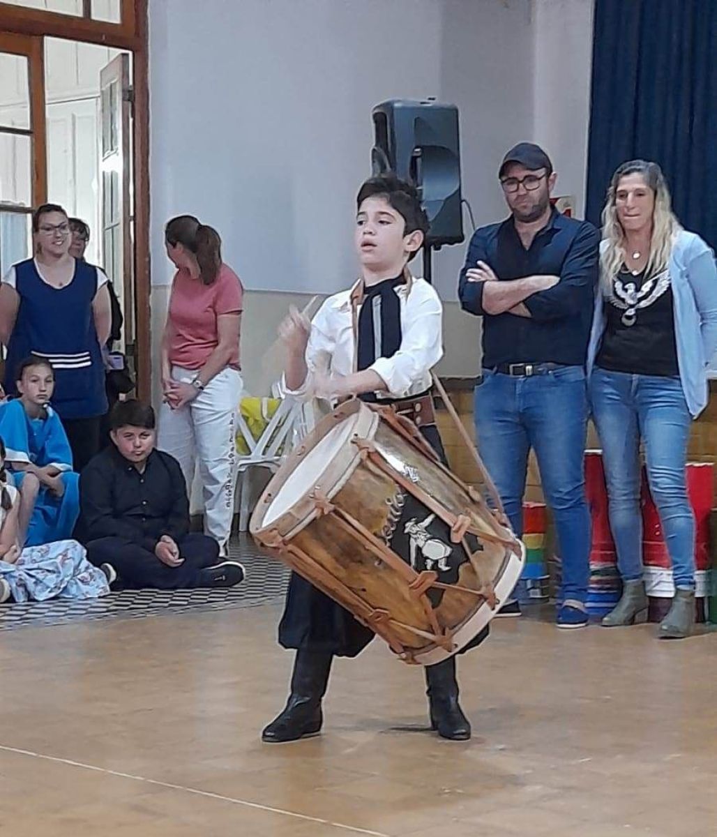 Docentes, alumnos y familias festejaron el Día de la Tradición.
