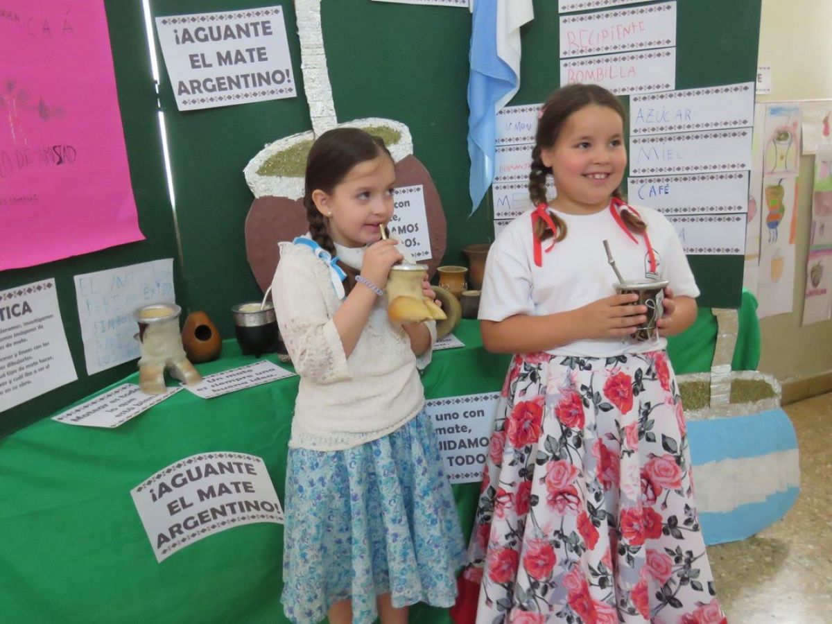 Docentes, alumnos y familias festejaron el Día de la Tradición.