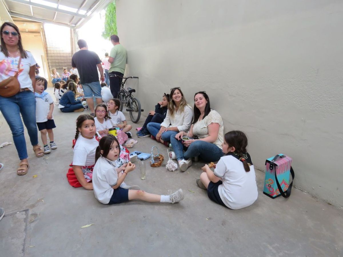 Docentes, alumnos y familias festejaron el Día de la Tradición.