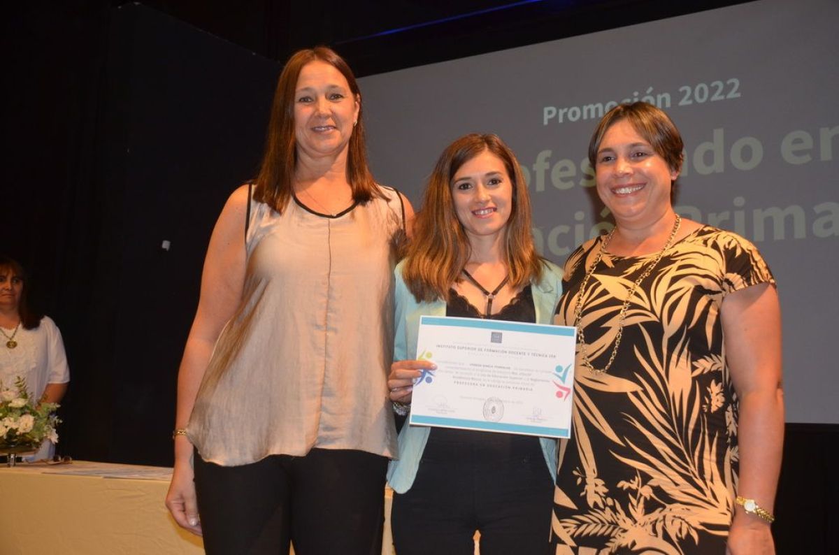 Entrega de diplomas a egresados del Instituto de Formación N° 158