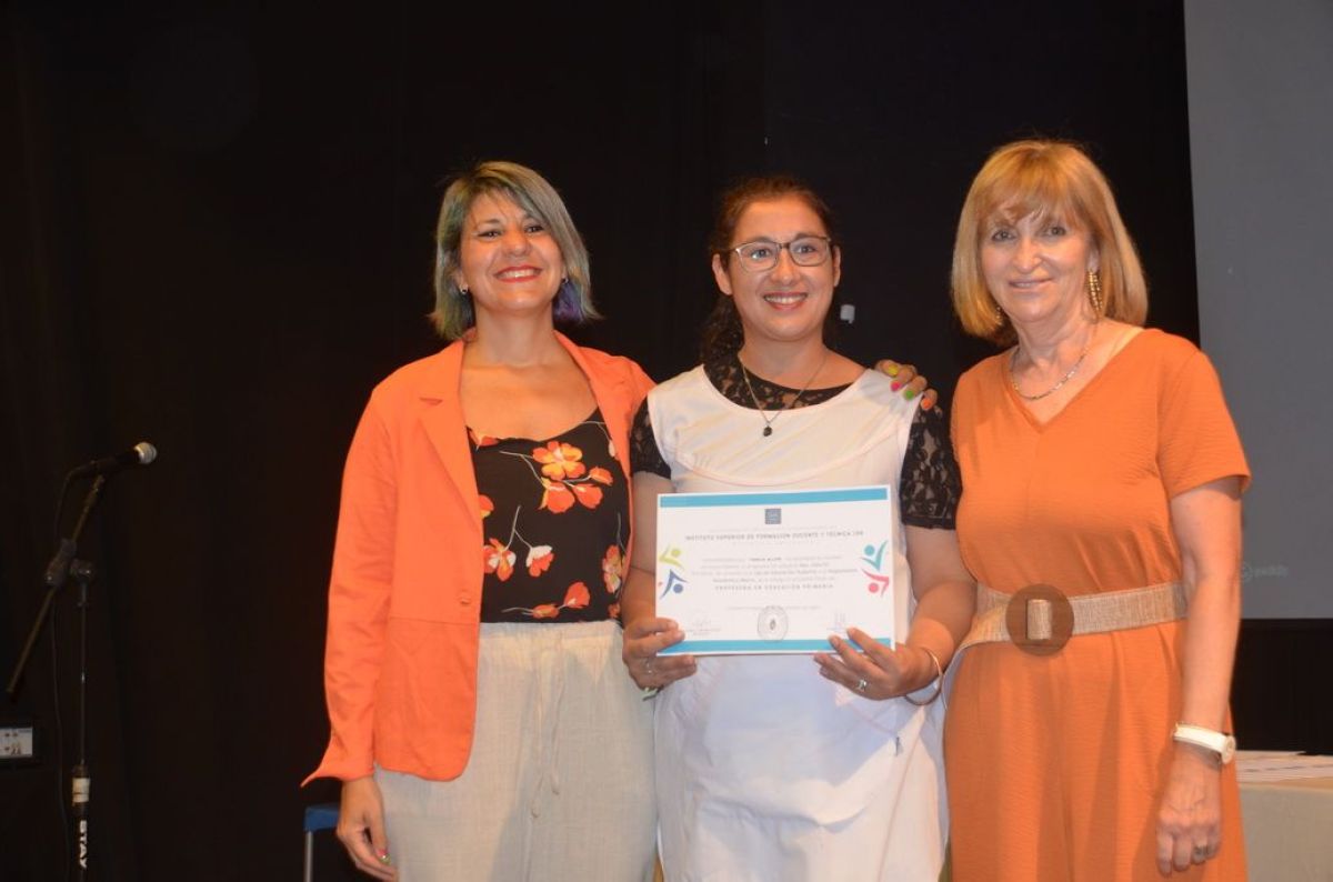 Entrega de diplomas a egresados del Instituto de Formación N° 158