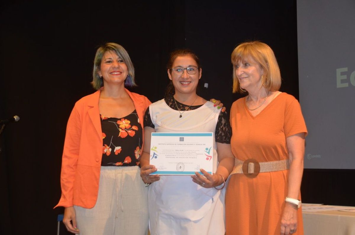 Entrega de diplomas a egresados del Instituto de Formación N° 158
