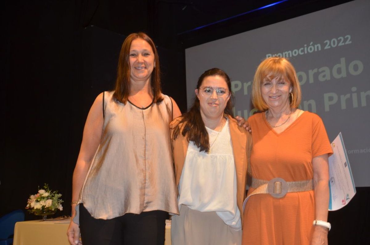 Entrega de diplomas a egresados del Instituto de Formación N° 158