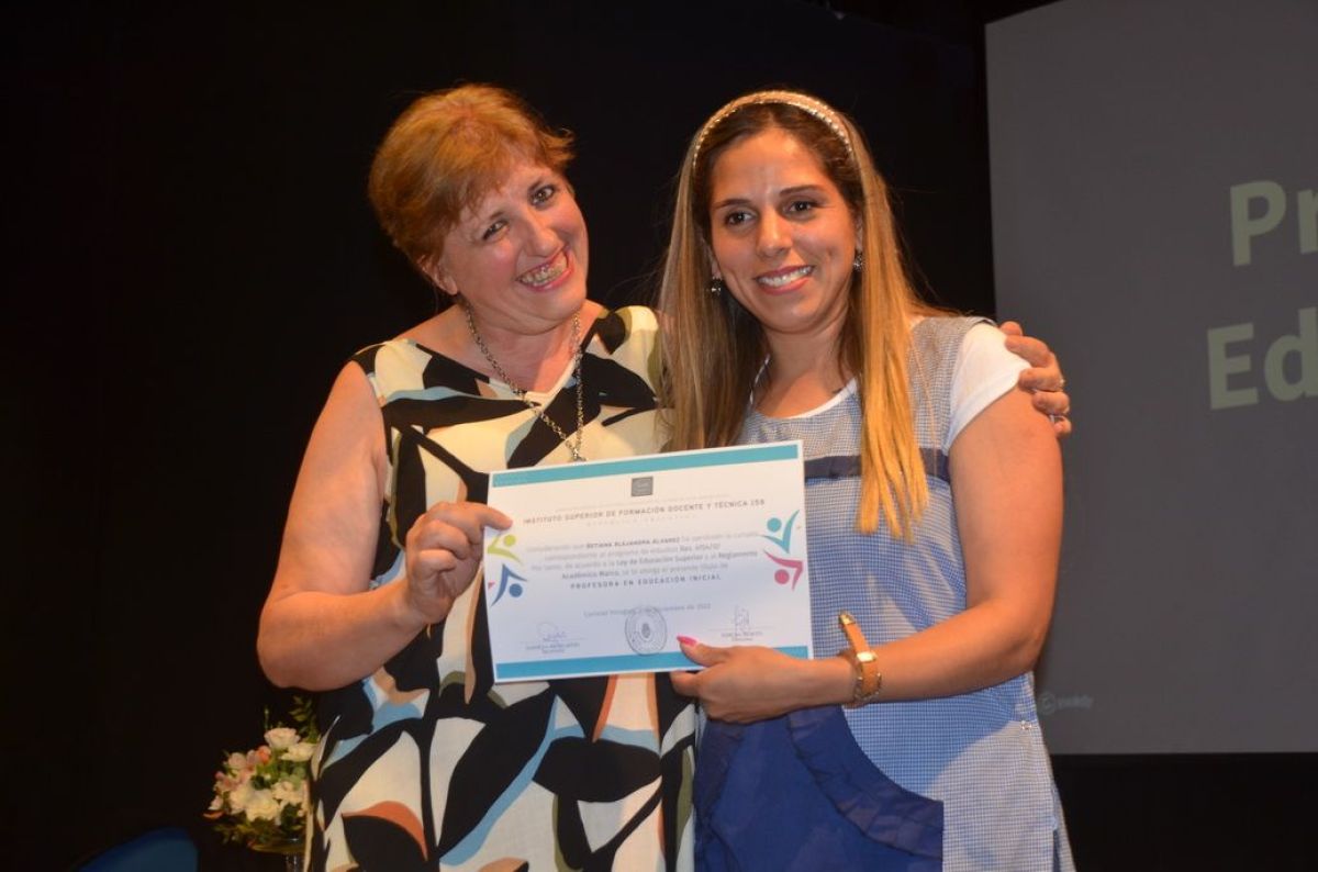 Entrega de diplomas a egresados del Instituto de Formación N° 158