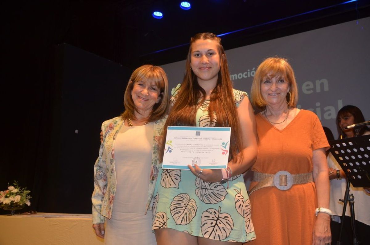 Entrega de diplomas a egresados del Instituto de Formación N° 158