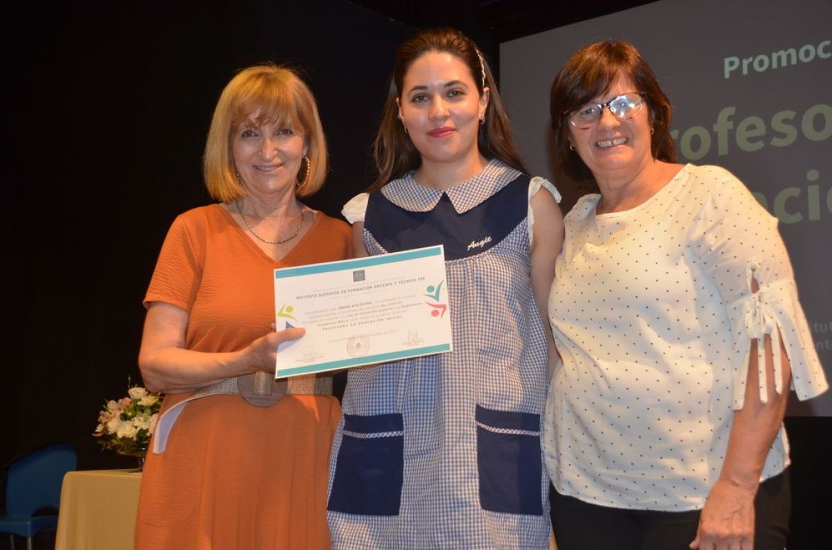 Entrega de diplomas a egresados del Instituto de Formación N° 158