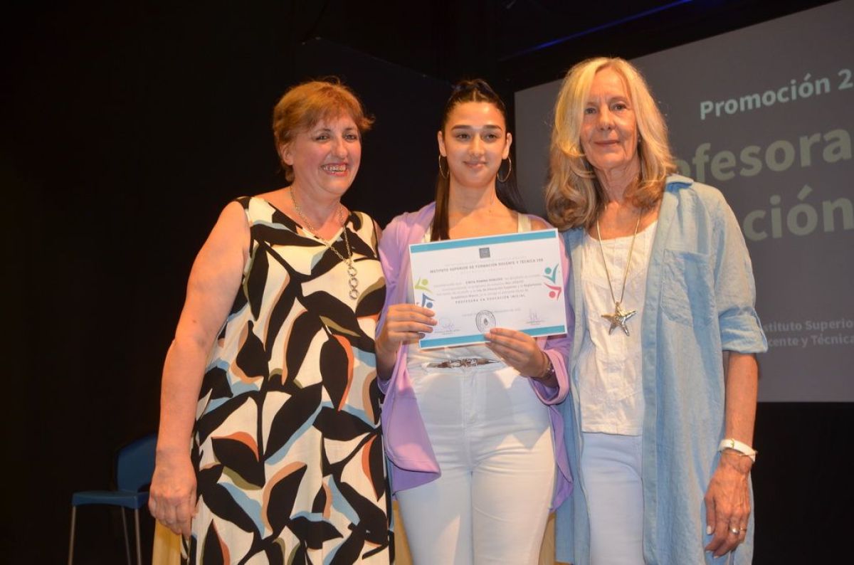 Entrega de diplomas a egresados del Instituto de Formación N° 158