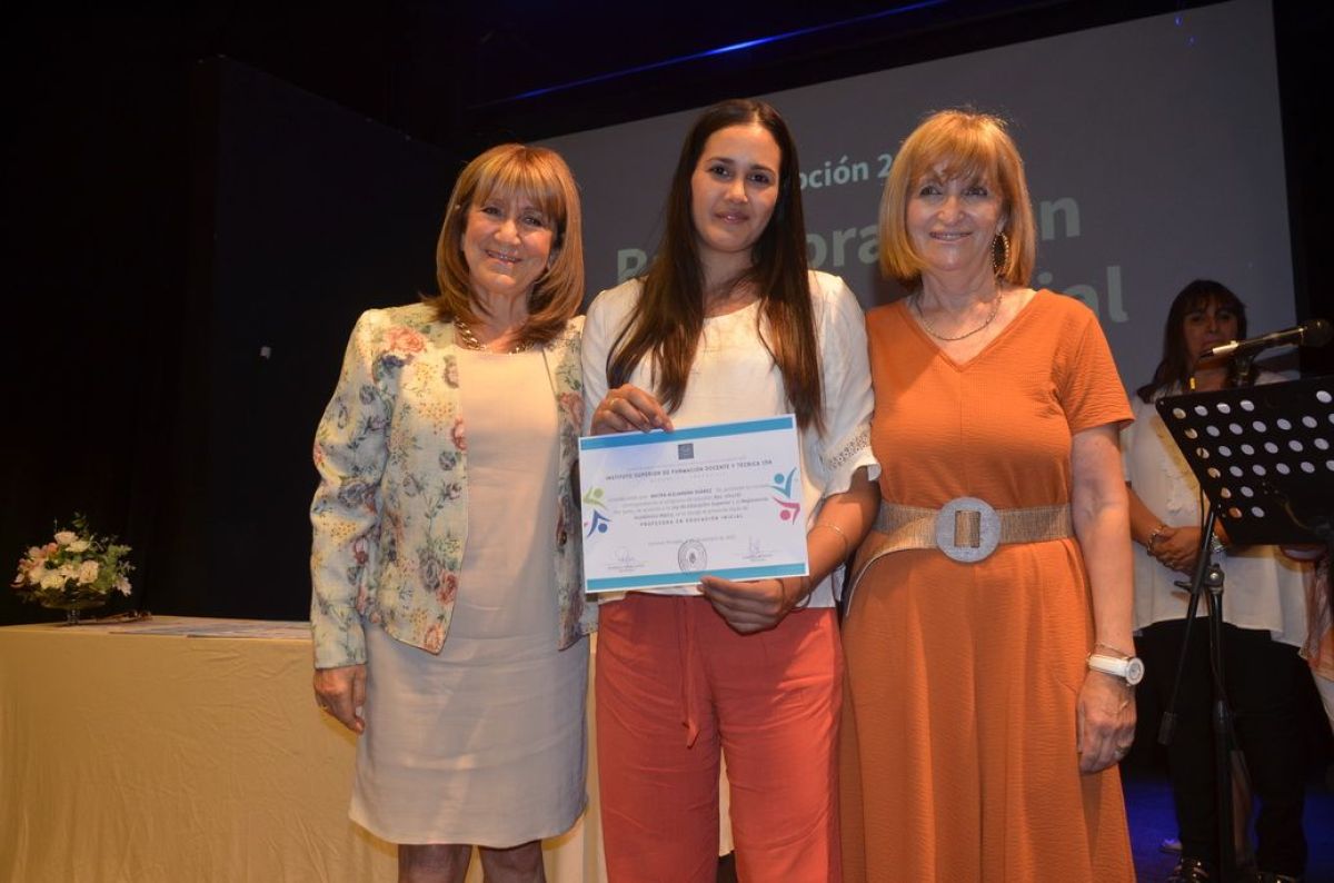 Entrega de diplomas a egresados del Instituto de Formación N° 158