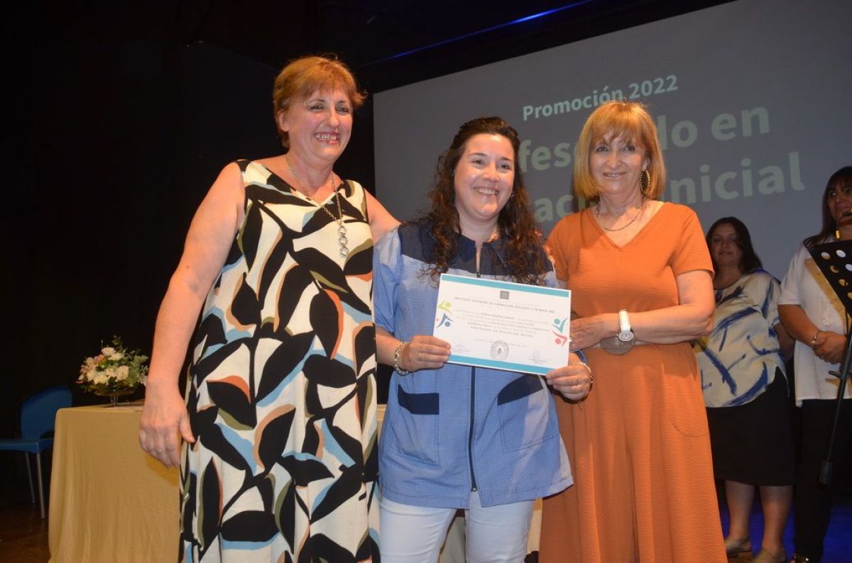 Entrega de diplomas a egresados del Instituto de Formación N° 158