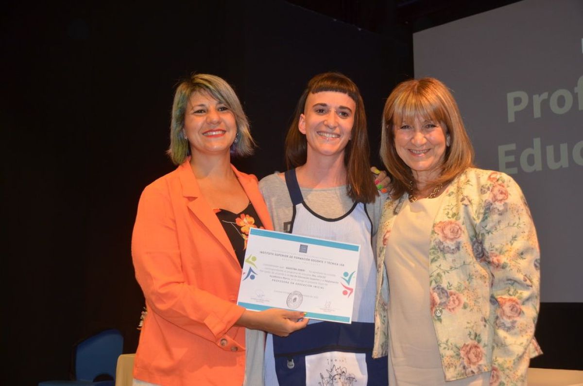 Entrega de diplomas a egresados del Instituto de Formación N° 158