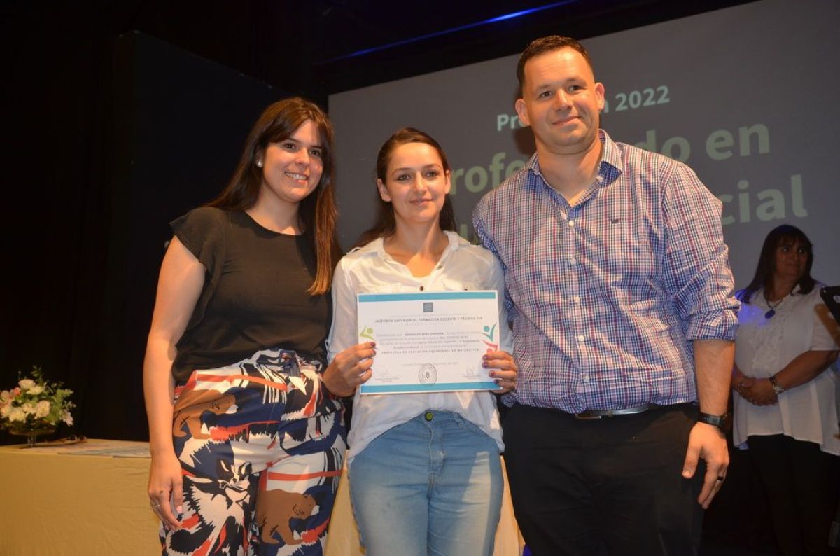 Entrega de diplomas a egresados del Instituto de Formación N° 158