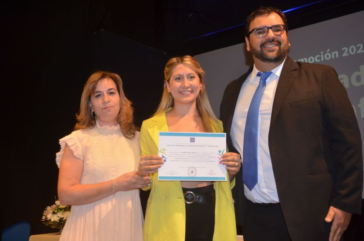 Entrega de diplomas a egresados del Instituto de Formación N° 158