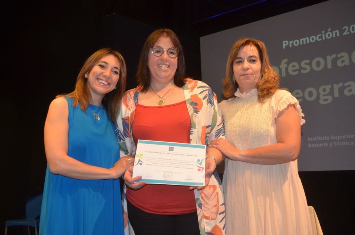 Entrega de diplomas a egresados del Instituto de Formación N° 158