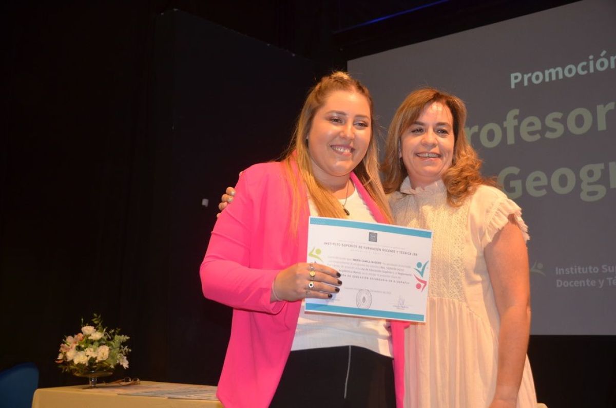 Entrega de diplomas a egresados del Instituto de Formación N° 158